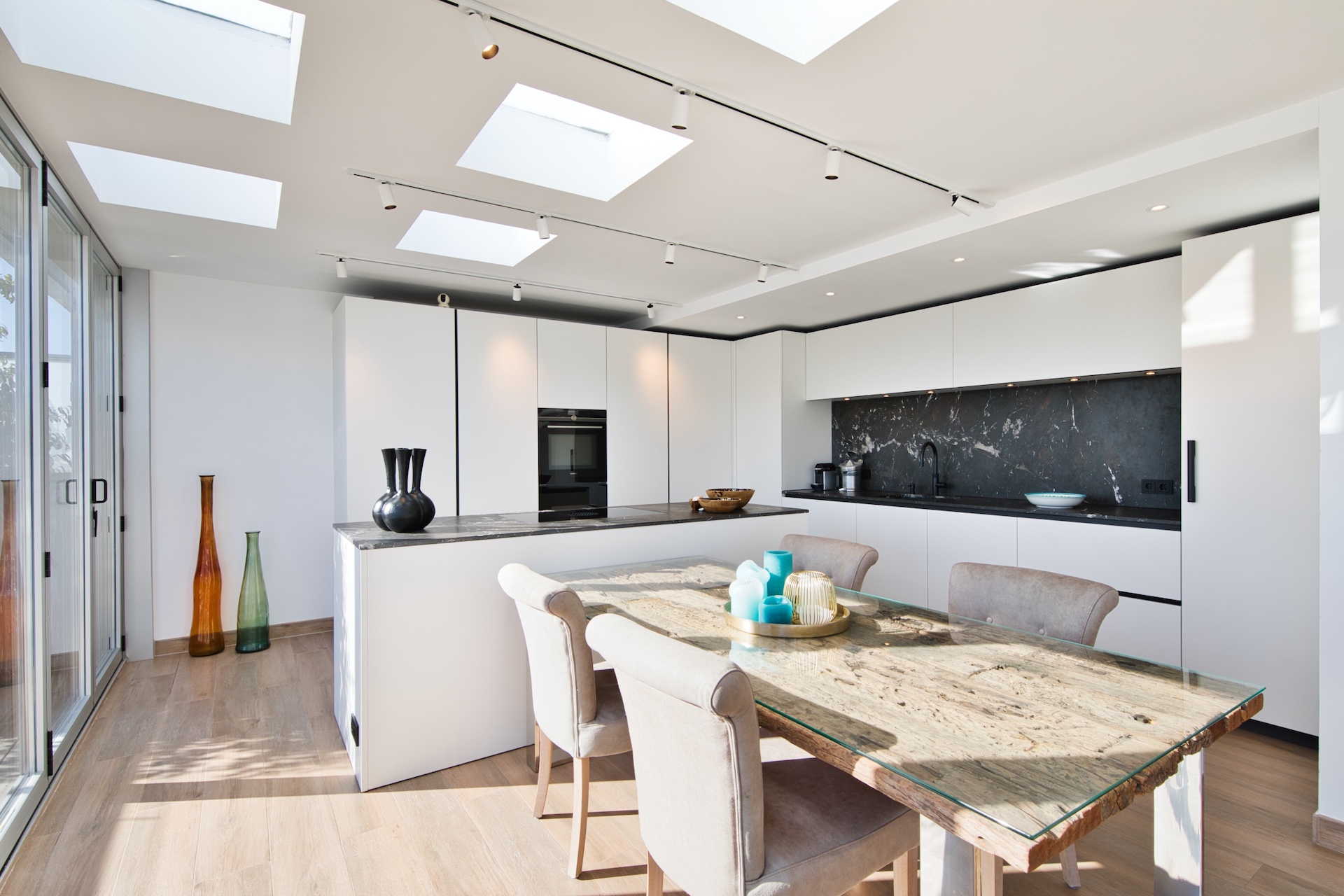 Resa Estates Ibiza te koop penthouse Marina botafoch for sale Ibiza kitchen dinging.jpeg